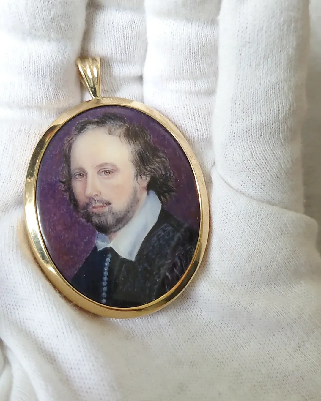 William Shakespeare — 18ct gold, 51 x 38 mm